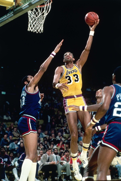 Abdul-Jabbar takes sky hook